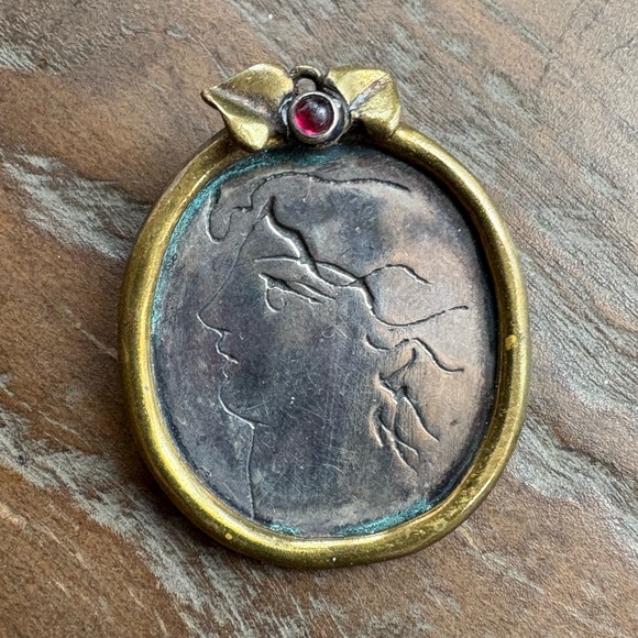 Santorini, Greece, artisan made etched silver pin with gold rim & red cabachon - Picture 9 of 13